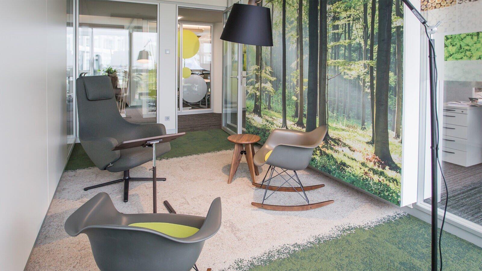 Der „Wald“ mit Vitra Repos Lounge Chair und Eames Plastich Chair als Raum für konzentriertes Arbeiten, zur Entspannung oder kurze Besprechungen