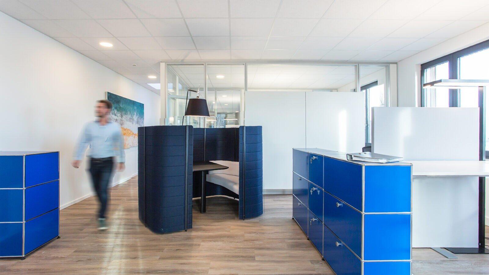 Rückszugsbereiche und Akustikelemente ermöglichen konentriertes Arbeiten in offener Atmosphäre