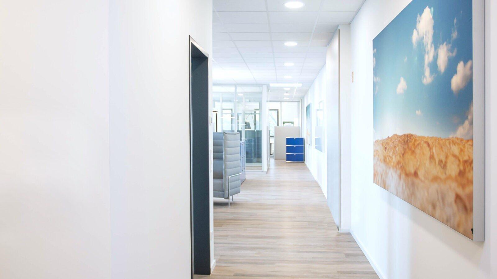 Was aussieht wie ein Bild, ist ein schalldämmendes Element, das zur guten Akustik beiträgt.