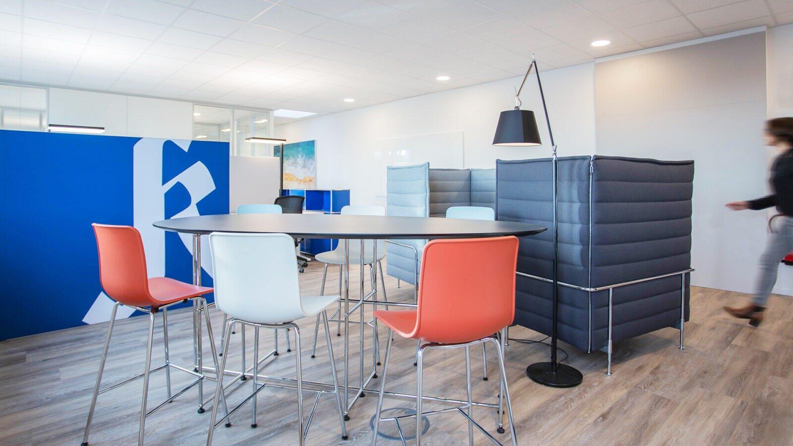 Akustikwand Besprechungstisch Vitra Alcove Sofas Artemide Stehleuchte
