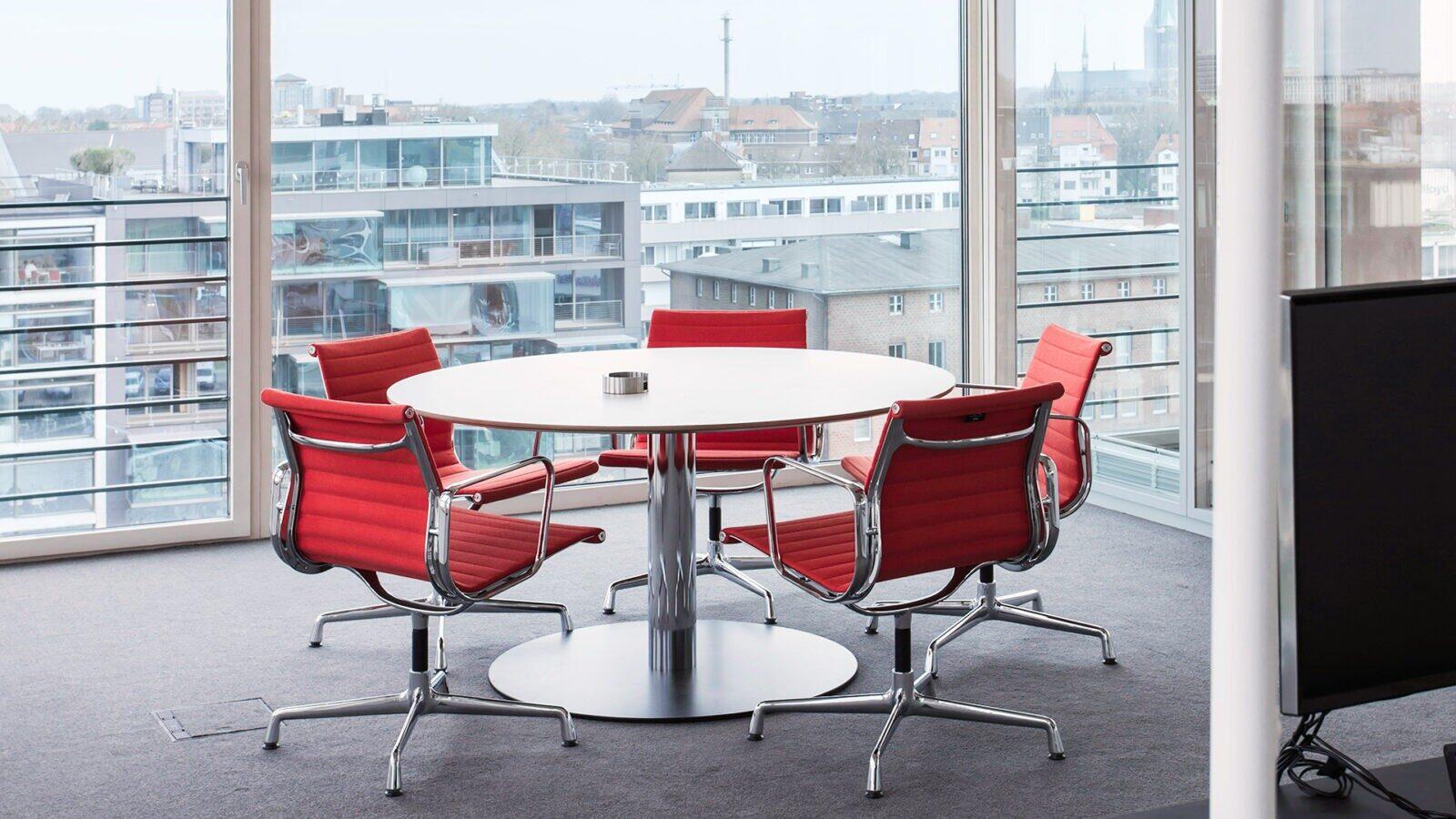 Kleiner Besprechungstisch mit Vitra Eames Alu Chairs und Blick über das Hafenviertel in Münster