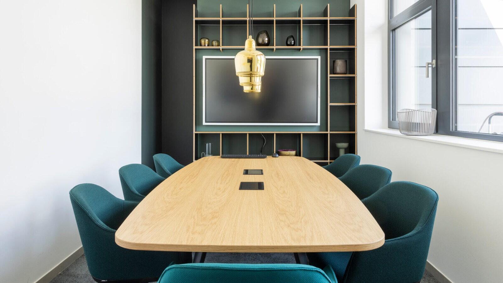 projekt k Referenz Markilux Lounge für Kundengespräche mit Besprechungstisch und Regal