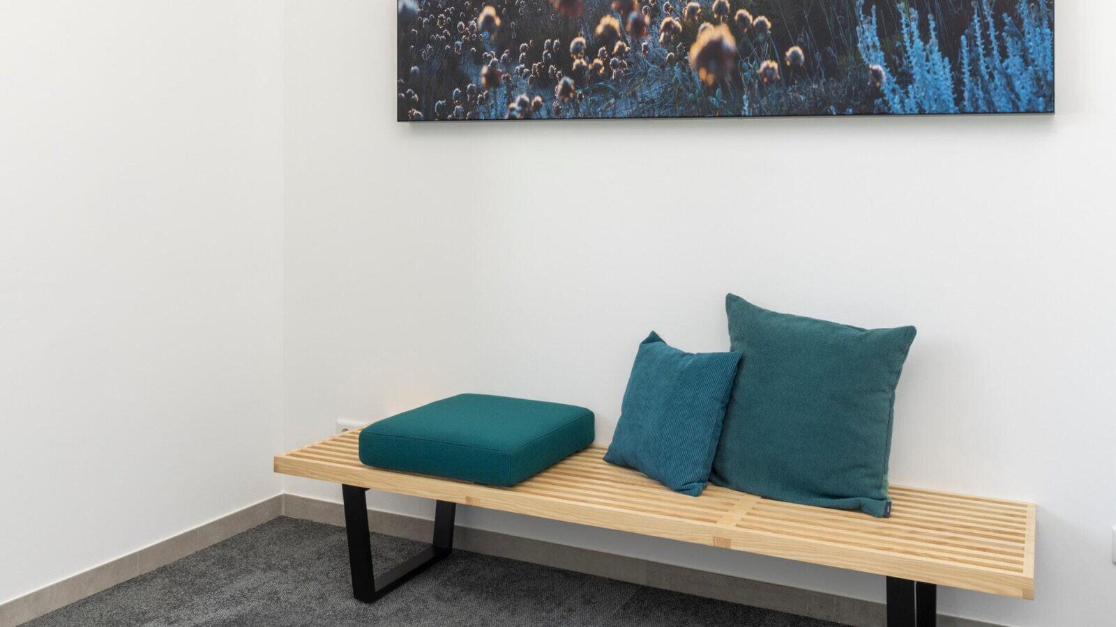 projekt k Referenz Markilux Lounge für Kundengespräche mit Vitra Nelson Bench