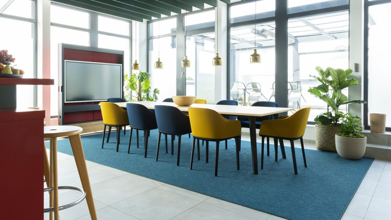 projekt k Referenz Markilux Lounge für Kundengespräche mit großem Besprechungstisch und Medientechnik
