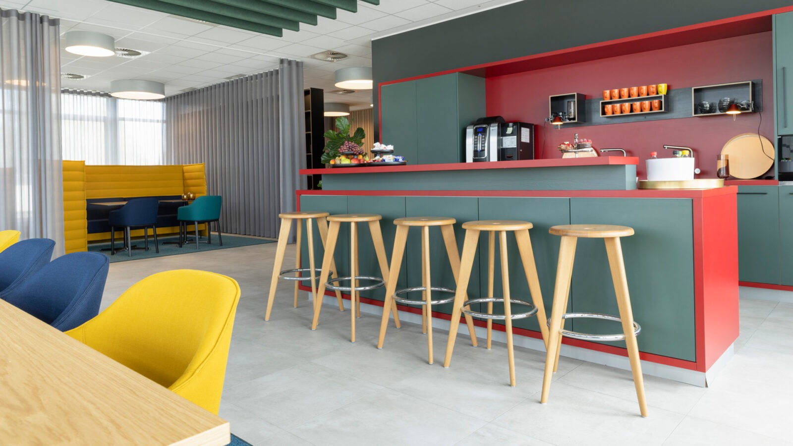 projekt k Referenz Markilux Lounge für Kundengespräche mit Bar