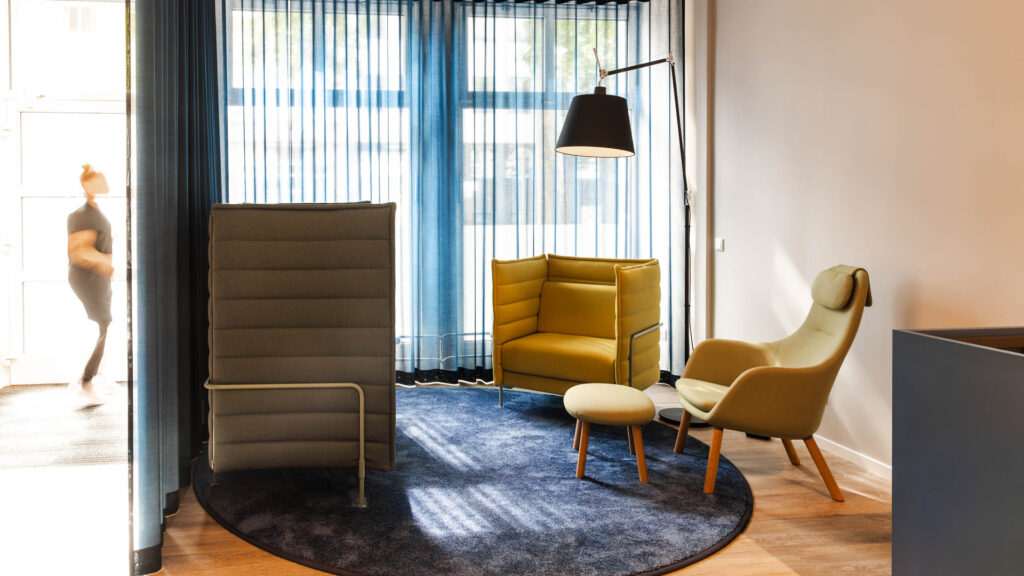 Rückzugsbereich mit Sesseln, Sichtschutz und Vorhängen im Backoffice von Apondium Apotheken in Düsseldorf