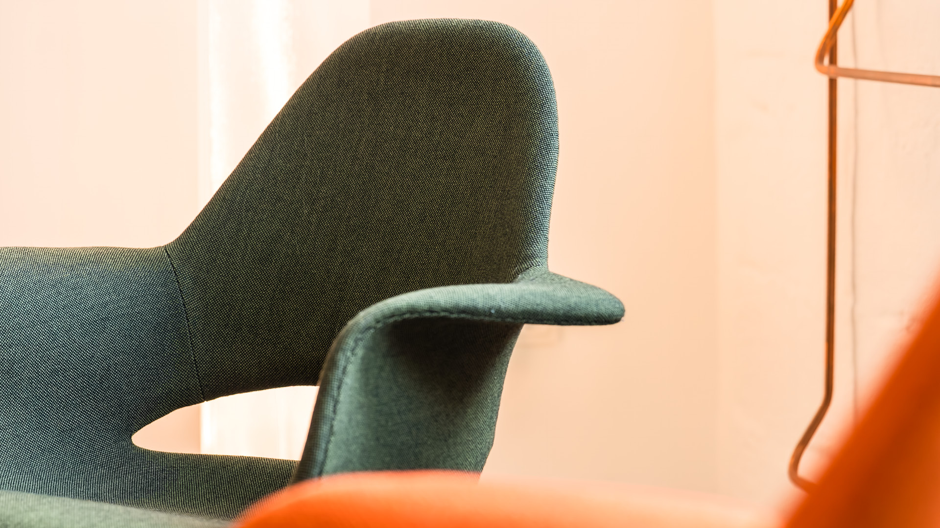 Detailaufnahme der APV Münster mit gepolstertem Loungesessel und hochwertigen Materialien in den Beratungs- und Aufenthaltsbereichen.