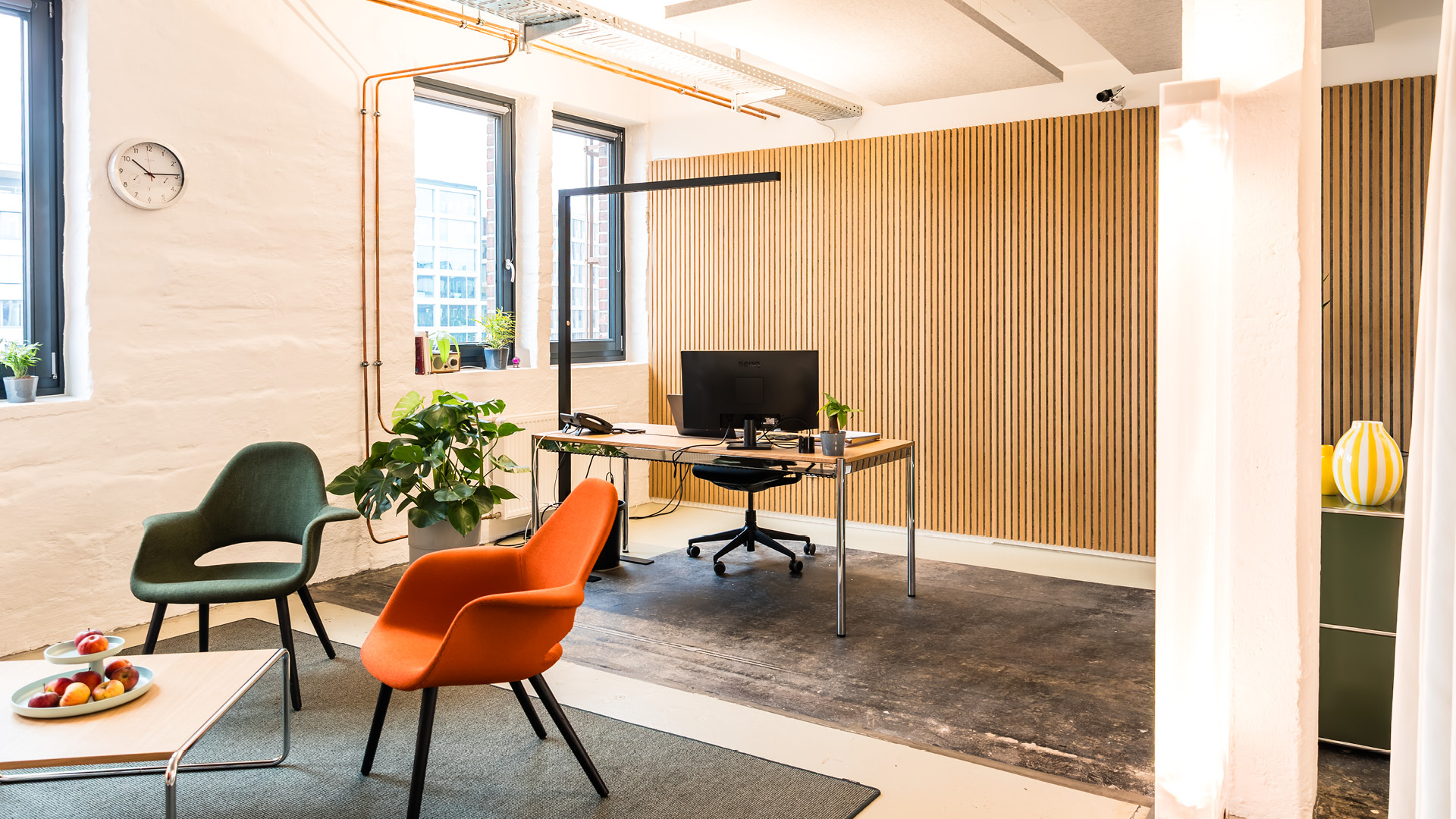Arbeitsplatz der APV Münster mit Akustiklamellen, Begrünung und erhaltenen Elementen des industriellen Bestands im Hafenquartier.