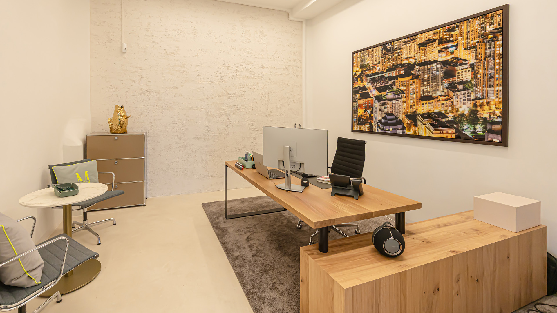 Modern gestaltetes Büro im Referenzprojekt Heimathafen Immobilien in Münster mit klar zoniertem Arbeitsplatz, Besprechungsecke und Kombination aus USM Haller Möbeln und wohnlichen Materialien.