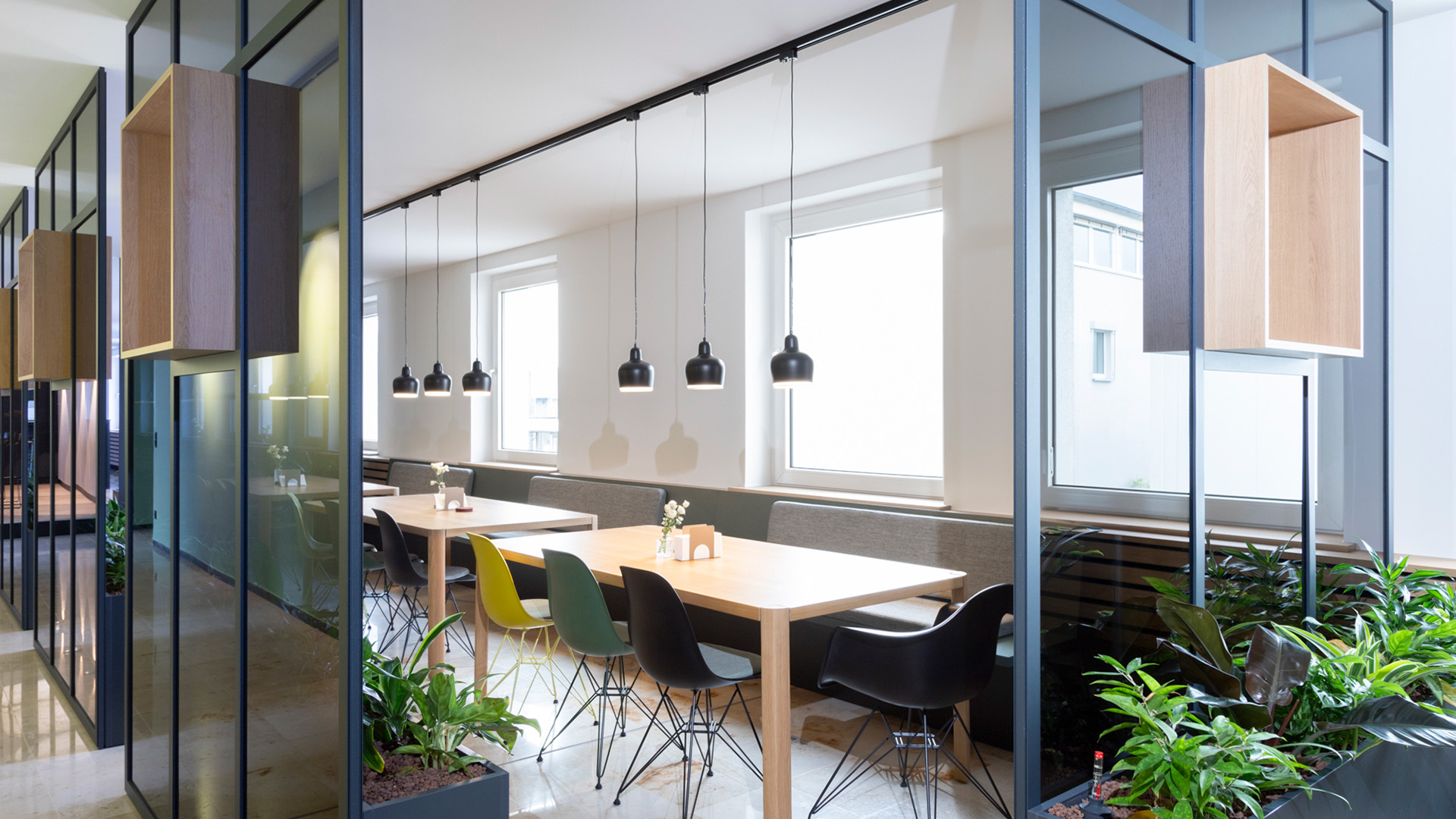Restaurant mit Tischen und Stühlen, Referenzprojekt von projekt k in Münster, Lounge-Einrichtung bei RATIO Unternehmensgruppe.