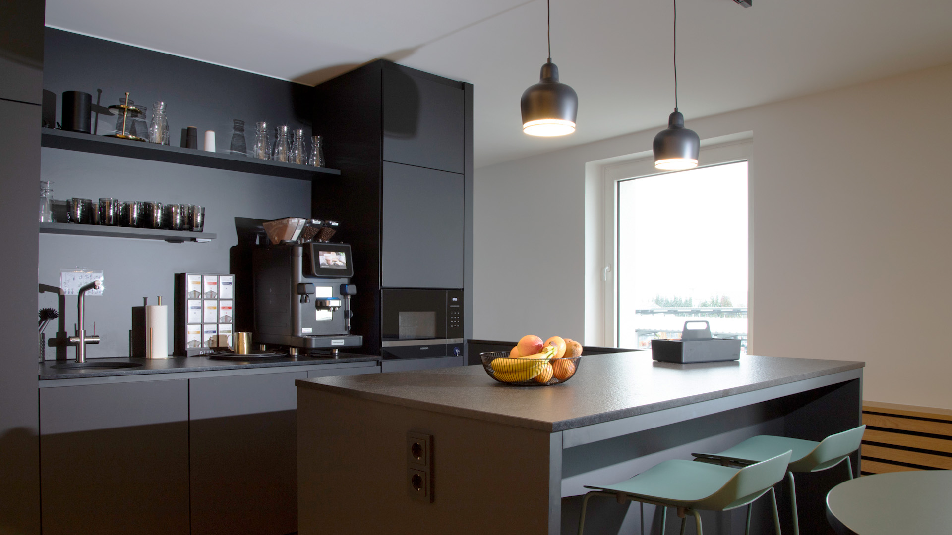 Küche mit Theke und Spüle im Referenzprojekt von projekt k in Münster, Lounge-Einrichtung bei der RATIO Unternehmensgruppe.