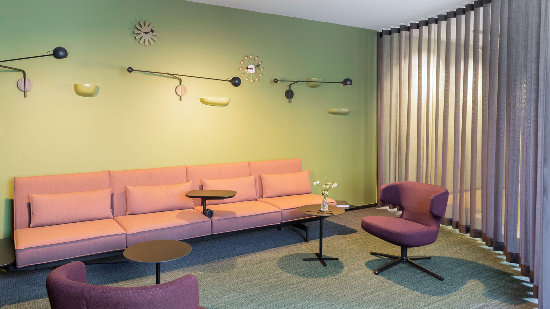 Moderne Büro-Lounge mit Bar und Hockern, Referenzprojekt von projekt k in Münster bei der RATIO Unternehmensgruppe