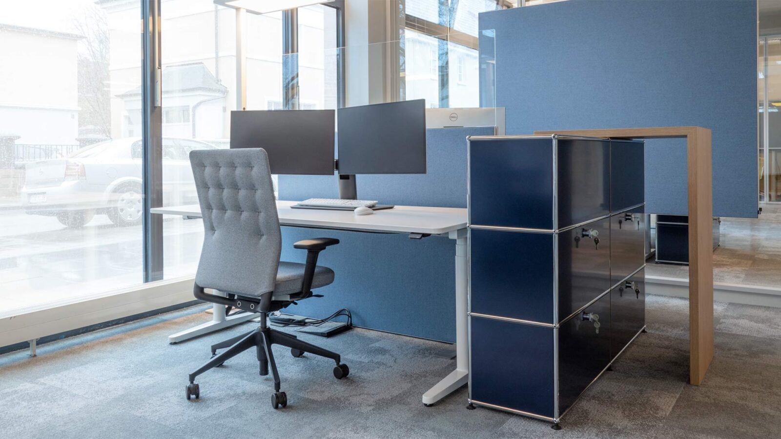 Vitra Schreibtisch mit USM Haller Sideboard und Akustik-Trennwand