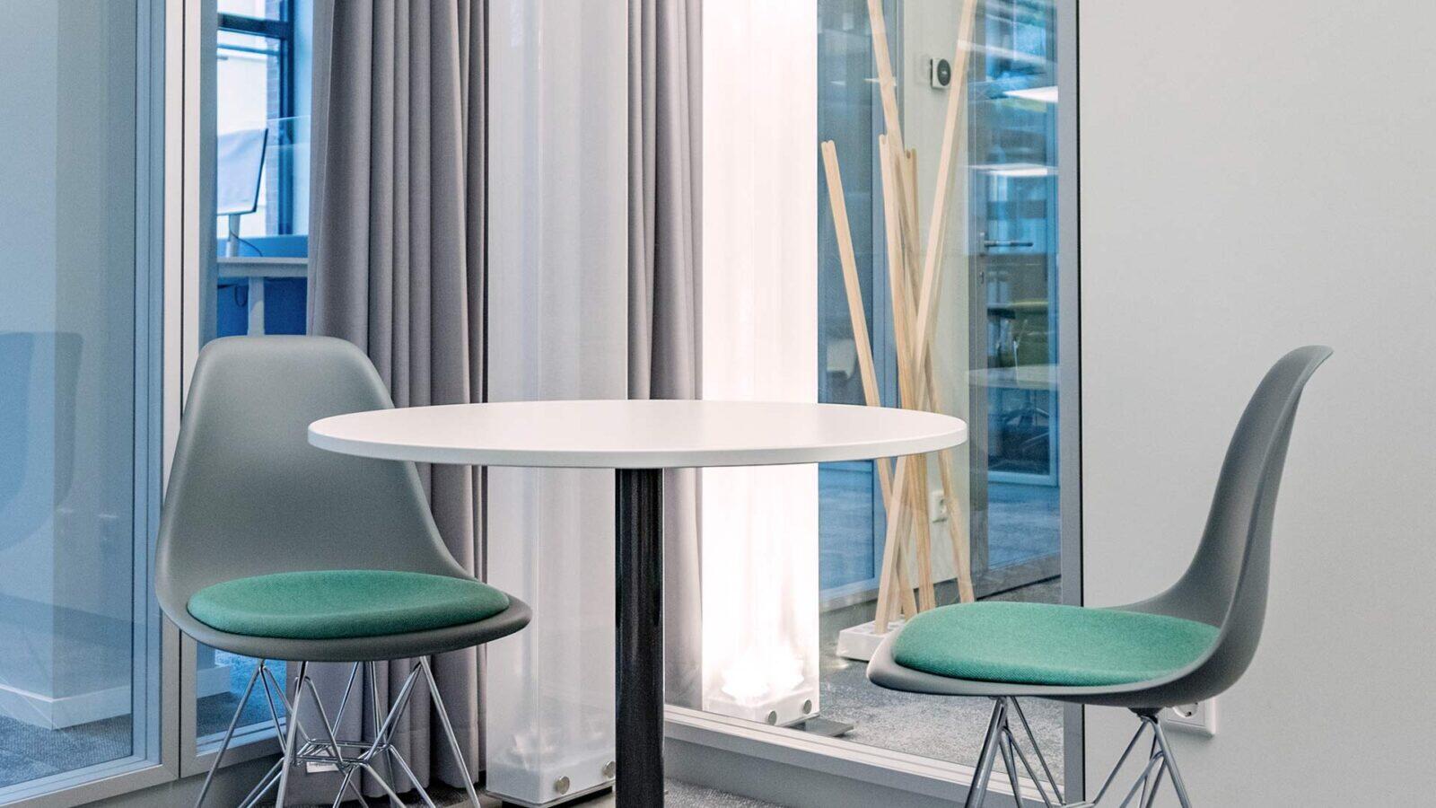 Vitra Eames Plastic Chairs mit Sitzkissen bieten Gemütlichkeit