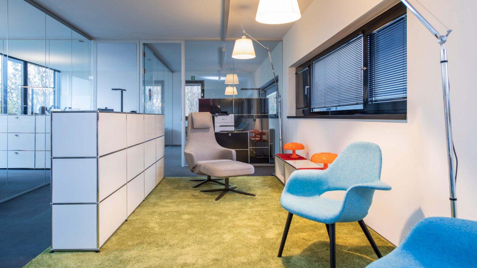 projekt k Referenzprojekt Büroeinrichtung Atair Vitra Lounge
