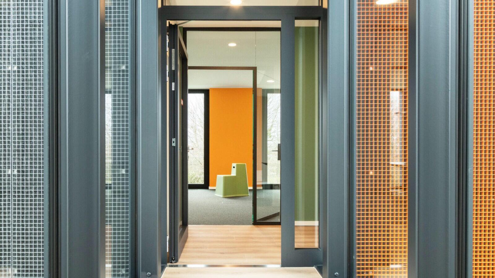 projekt k Referenzprojekt Büroeinrichtung bps Software Fassade mit Gitterrost