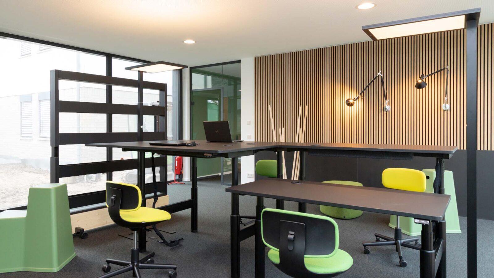 projekt k Referenzprojekt Büroeinrichtung bps Software Büro mit höhenverstellbaren Vitra Schreibtischen