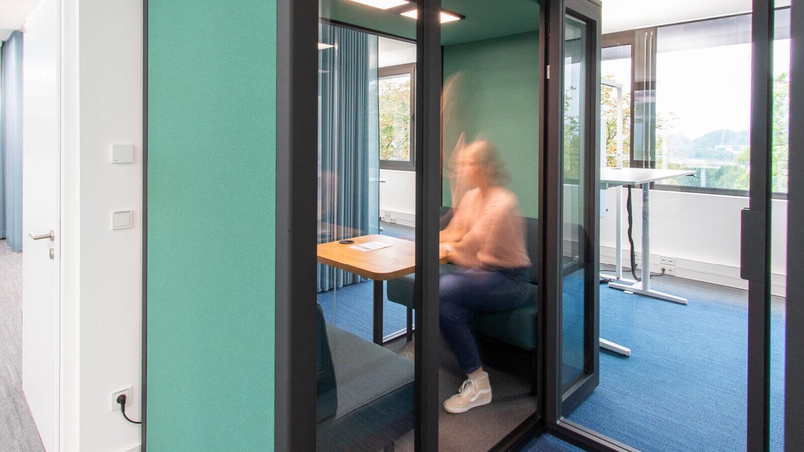 Es gibt zwei Einzel-Telefonboxen und eine Zweier-Box.
