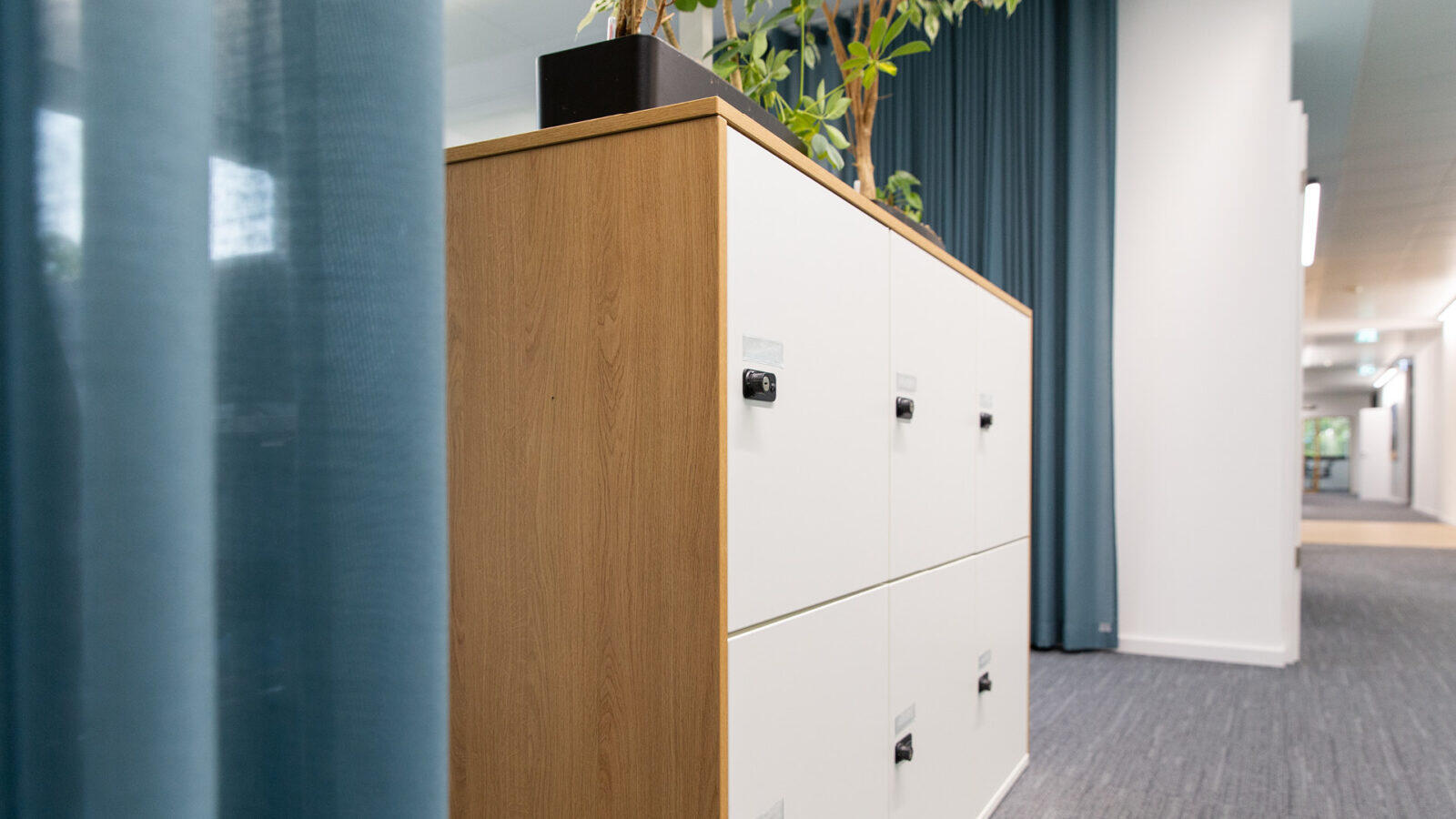 Das Sideboard ist mit Nummernschlössern versehen. Hier können die Mitarbeitenden ihre persönlichen Sachen sicher lagern.