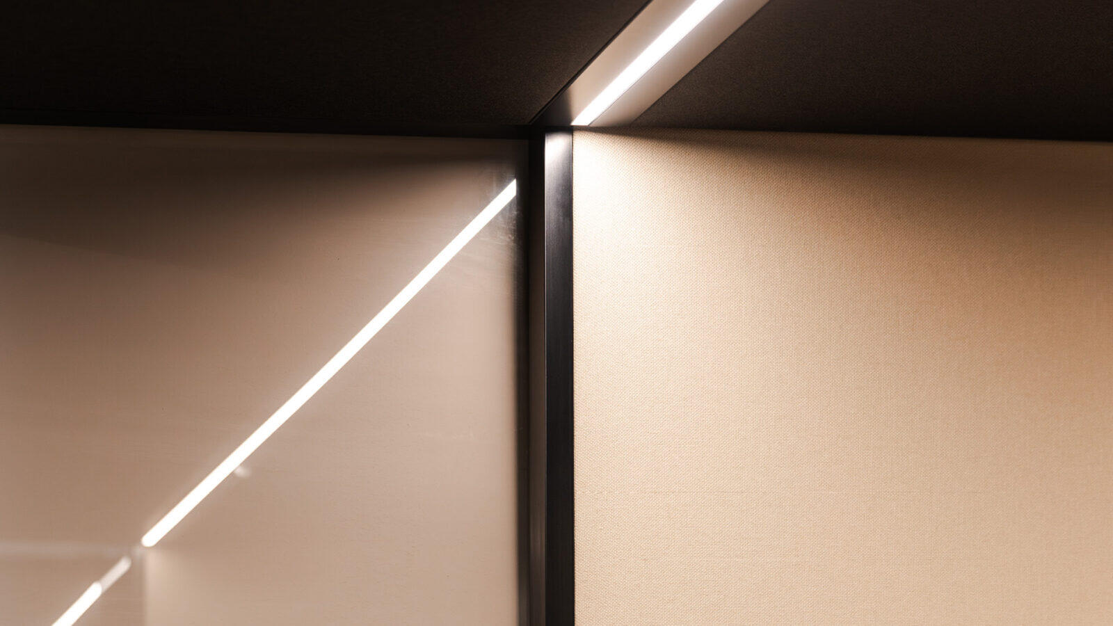 Farb- und Materialkonzept der temporären Filiale mit warmen Beige-Tönen, Betonwänden und gezielten Farbakzenten.