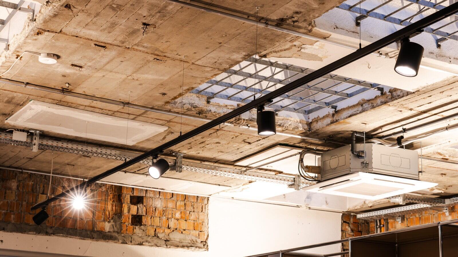 Beleuchtungskonzept mit Schienensystem und Akzentlichtern zur optimalen Ausleuchtung der Arbeitsbereiche.