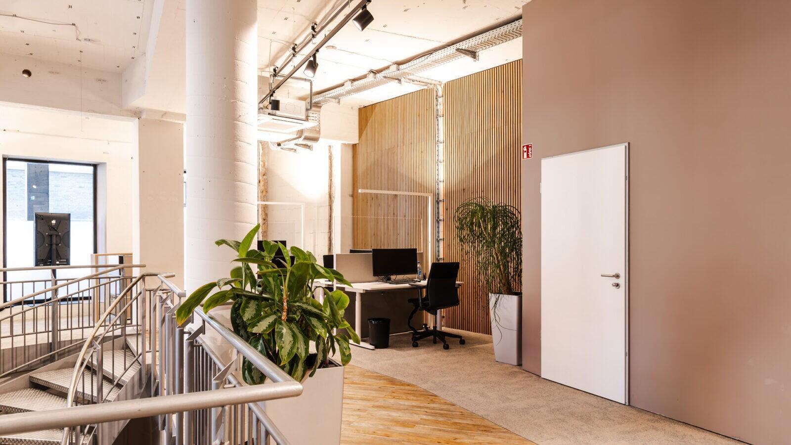 Offene und flexible Arbeitsplätze in der umgebauten ehemaligen Schalterhalle der Volksbank Münsterland eG.