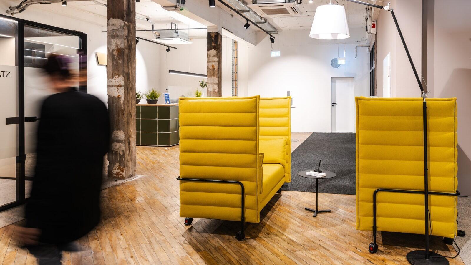 Vitra Alcove Sofa als stilvolle und flexible Rückzugsmöglichkeit für konzentriertes Arbeiten in der Pop-Up-Filiale