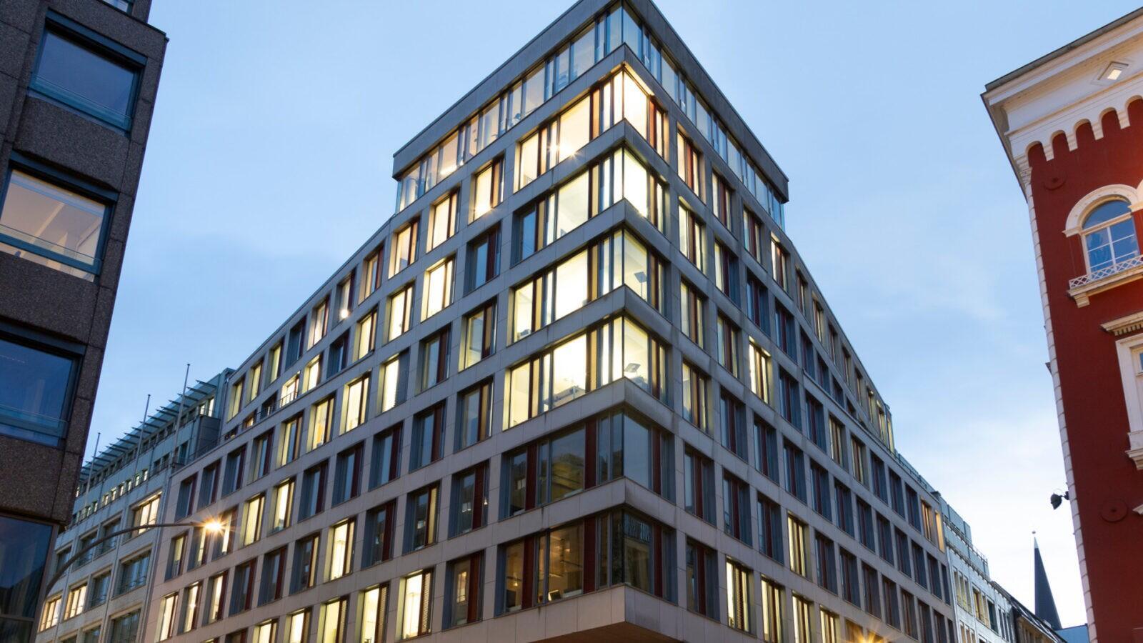 Fassade des Gebäudes, in dem die zeb in Hamburg sitzt