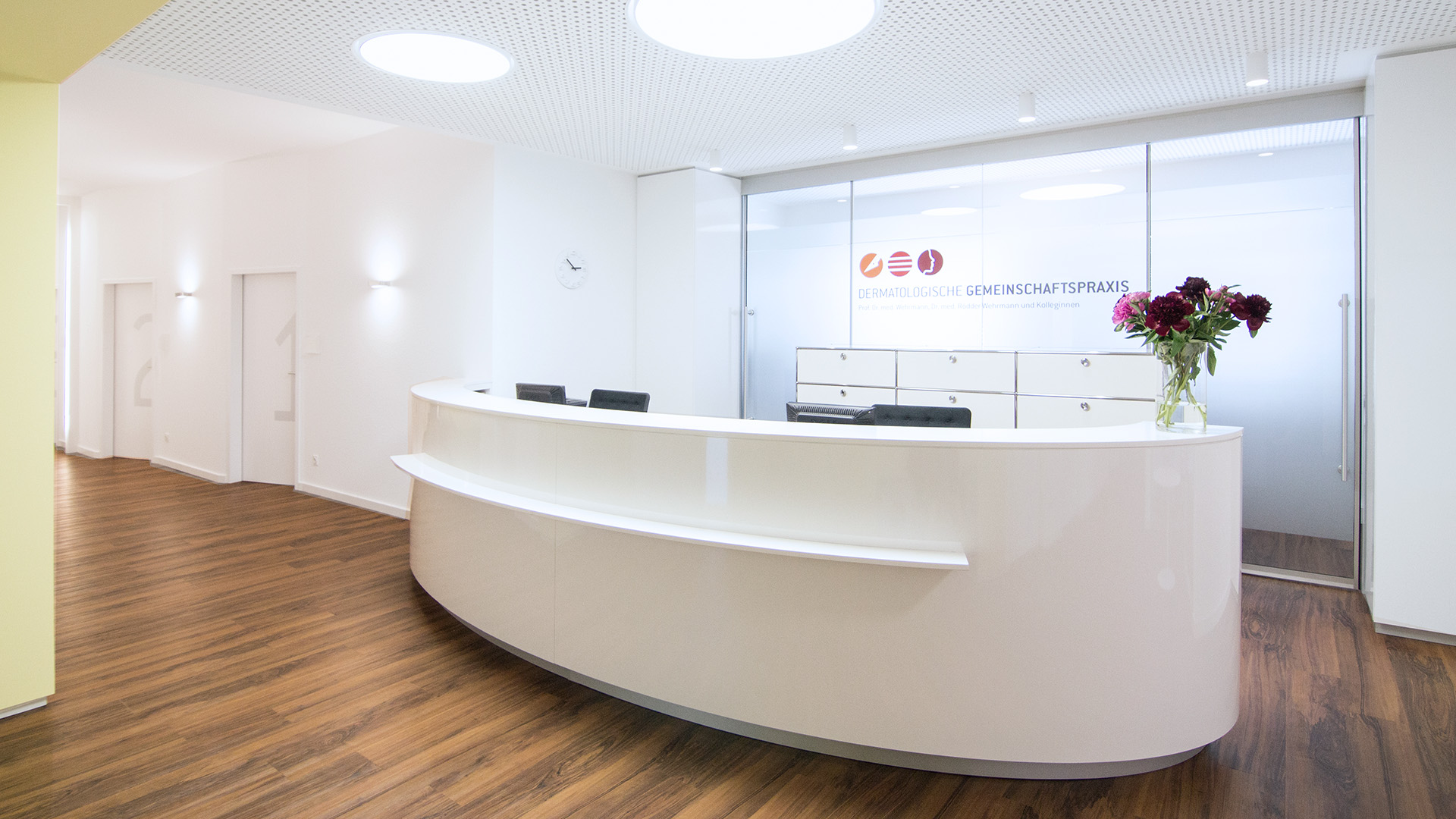 Dermatologische Praxis Münster Einrichtungskonzept Empfangstheke Design